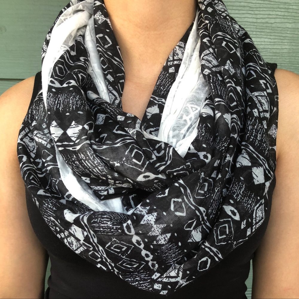 NWOT Black and White Infinity Scarf